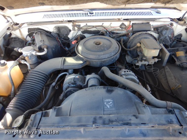 image for item IV9962 1991 GMC Suburban 1500 SLE  SUV