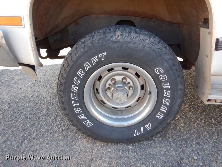 image for item IV9962 1991 GMC Suburban 1500 SLE  SUV