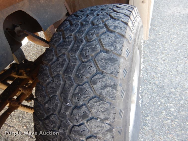 image for item IV9962 1991 GMC Suburban 1500 SLE  SUV