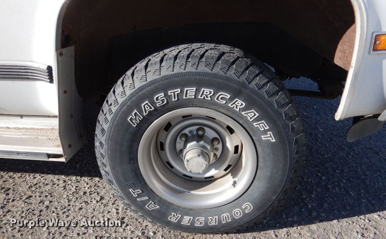 image for item IV9962 1991 GMC Suburban 1500 SLE  SUV