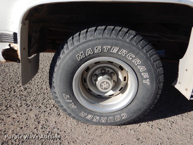 image for item IV9962 1991 GMC Suburban 1500 SLE  SUV