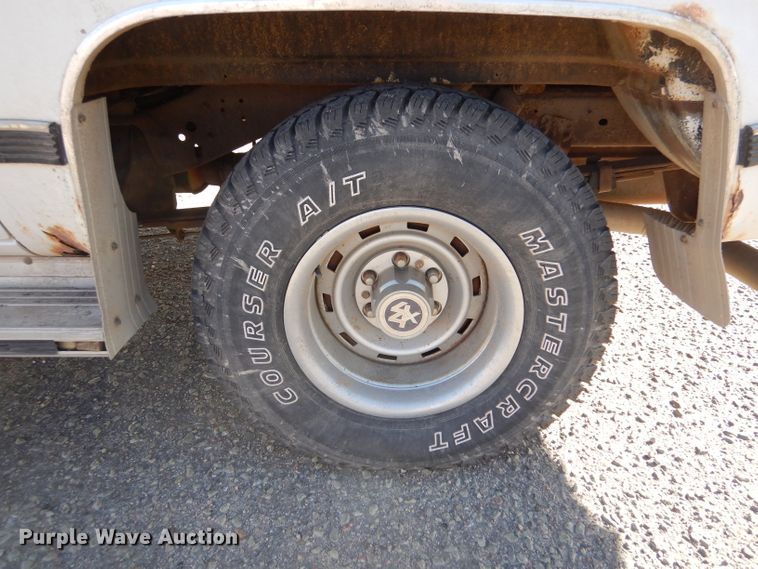 image for item IV9962 1991 GMC Suburban 1500 SLE  SUV