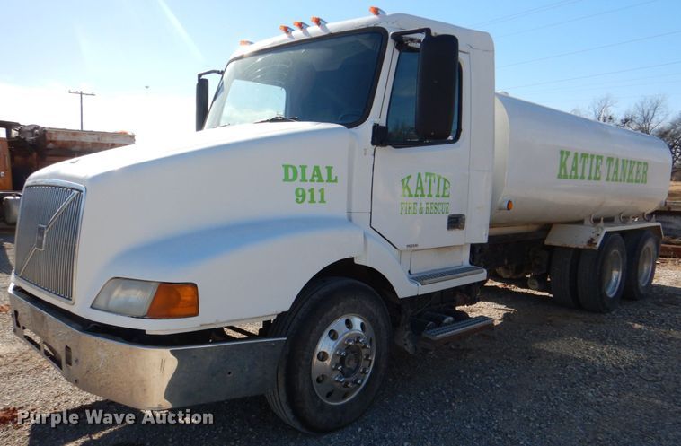image for item JD9527 2000 Volvo VN  water truck