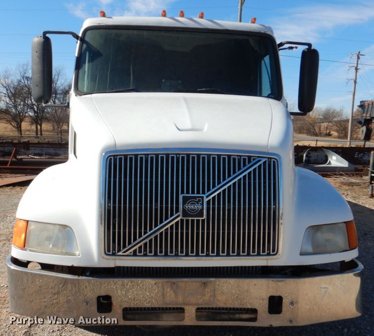 image for item JD9527 2000 Volvo VN  water truck