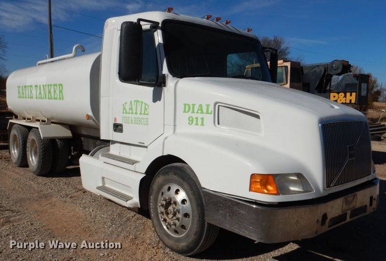 image for item JD9527 2000 Volvo VN  water truck