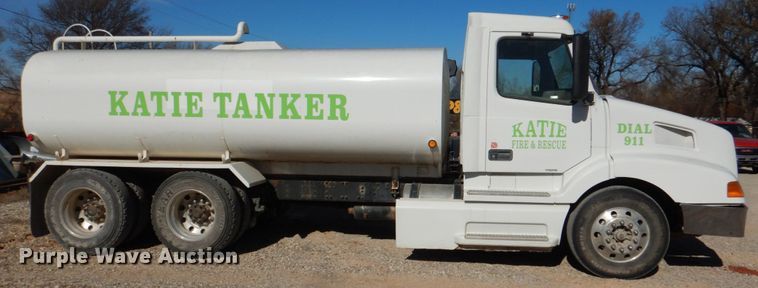 image for item JD9527 2000 Volvo VN  water truck