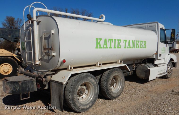 image for item JD9527 2000 Volvo VN  water truck