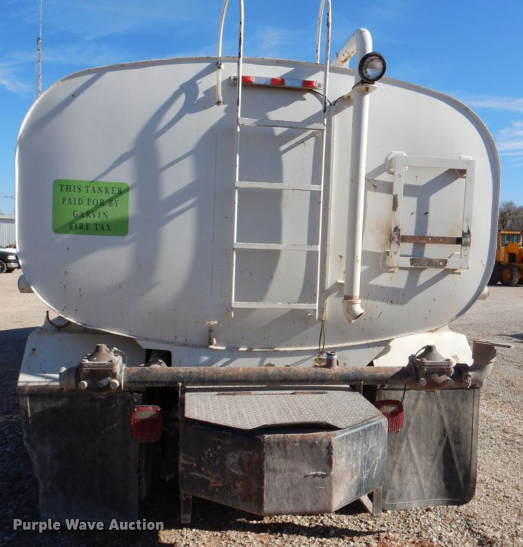 image for item JD9527 2000 Volvo VN  water truck