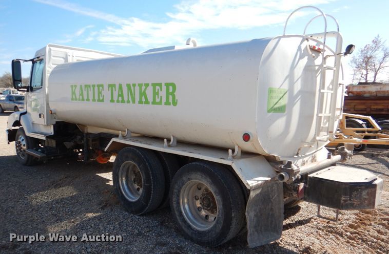 image for item JD9527 2000 Volvo VN  water truck