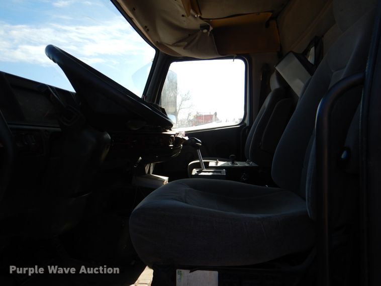 image for item JD9527 2000 Volvo VN  water truck