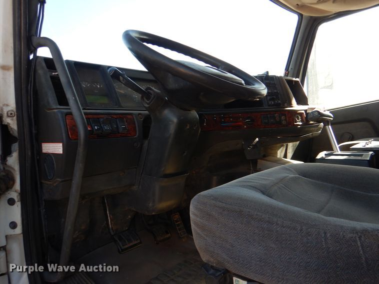 image for item JD9527 2000 Volvo VN  water truck