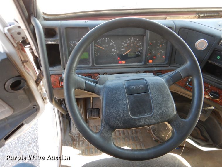 image for item JD9527 2000 Volvo VN  water truck