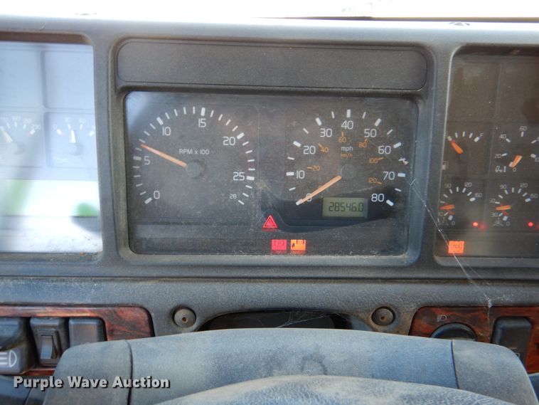 image for item JD9527 2000 Volvo VN  water truck