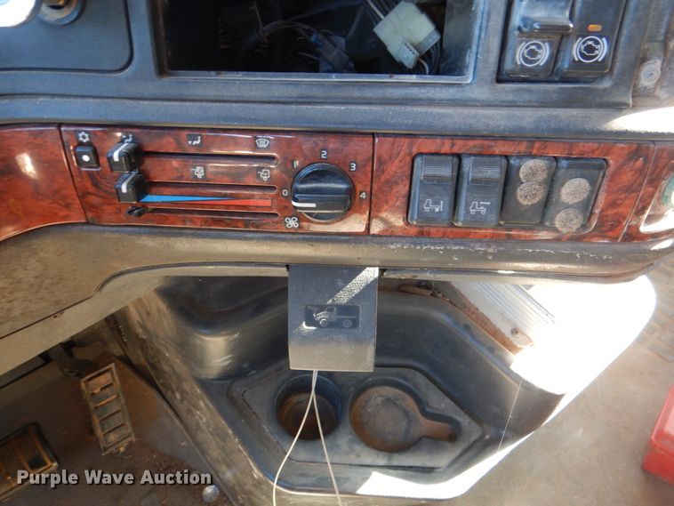 image for item JD9527 2000 Volvo VN  water truck