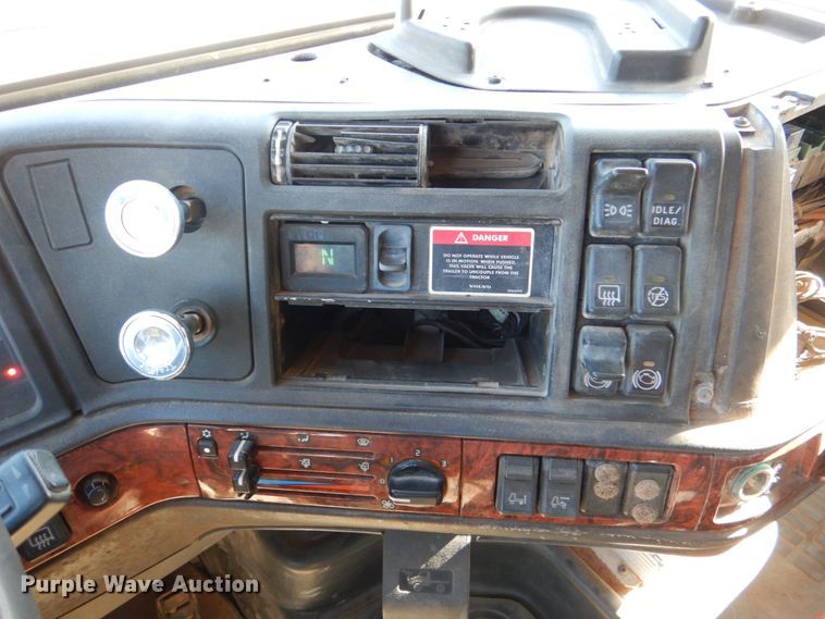 image for item JD9527 2000 Volvo VN  water truck