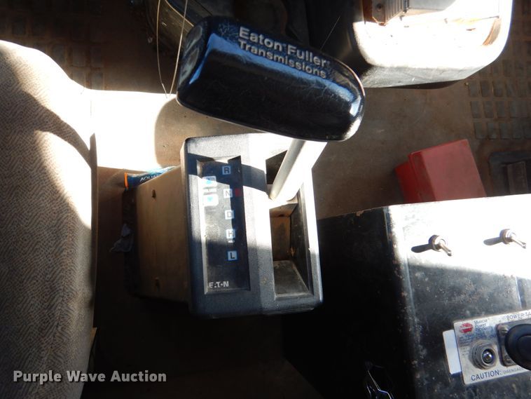 image for item JD9527 2000 Volvo VN  water truck