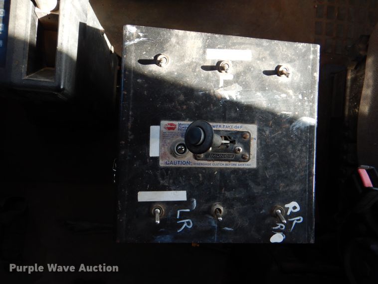 image for item JD9527 2000 Volvo VN  water truck