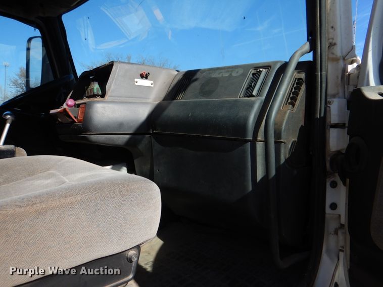 image for item JD9527 2000 Volvo VN  water truck