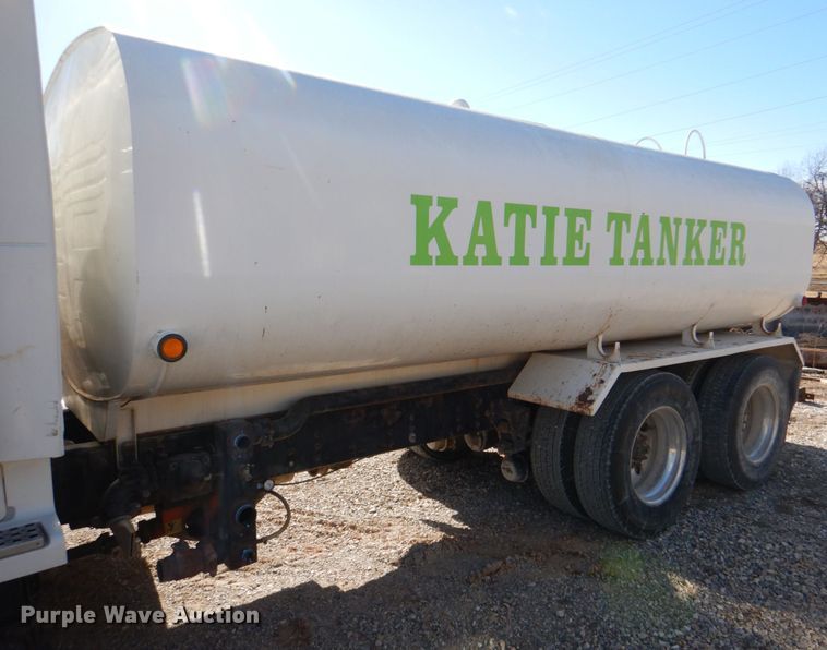 image for item JD9527 2000 Volvo VN  water truck