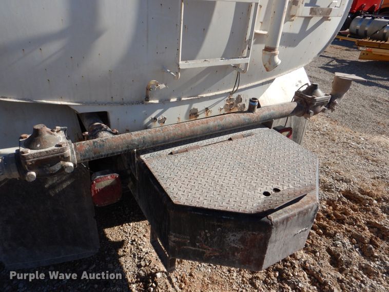 image for item JD9527 2000 Volvo VN  water truck