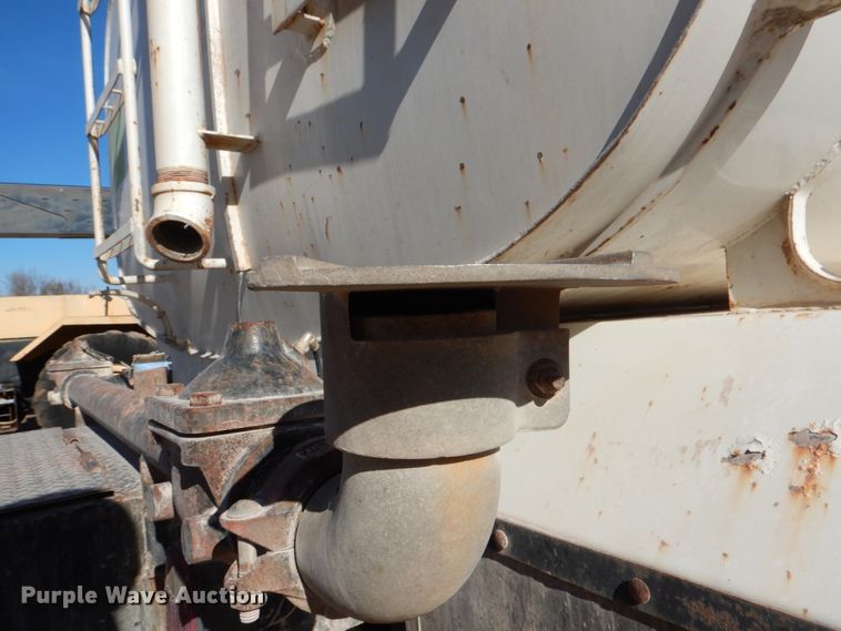 image for item JD9527 2000 Volvo VN  water truck