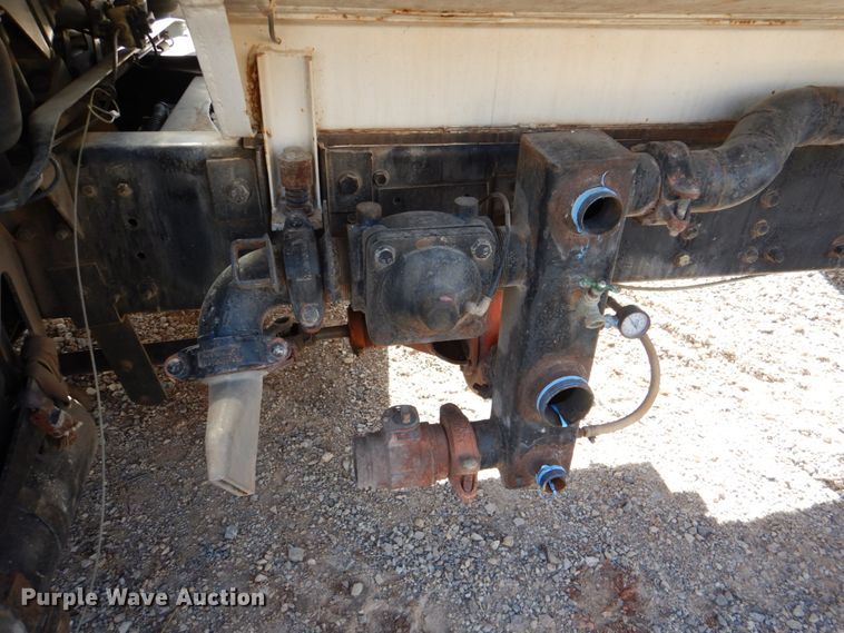 image for item JD9527 2000 Volvo VN  water truck