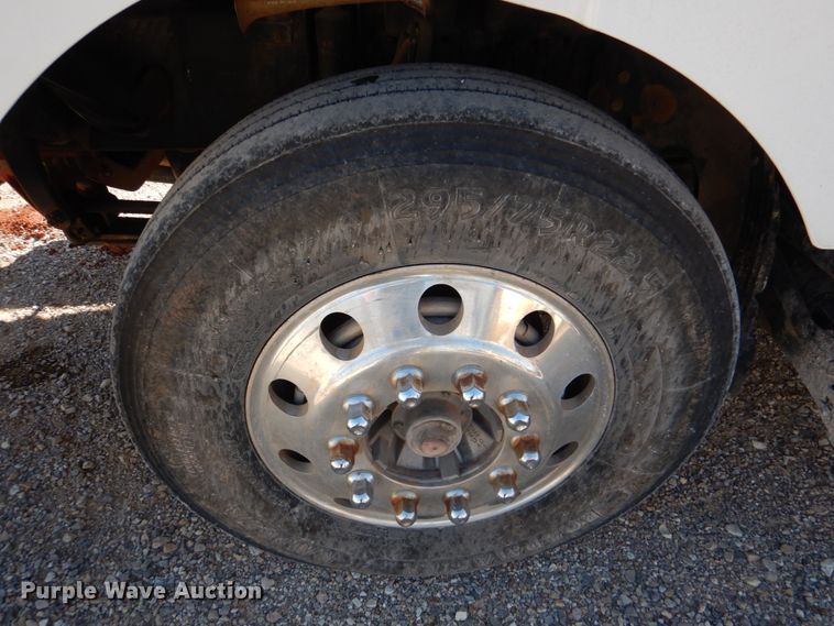 image for item JD9527 2000 Volvo VN  water truck