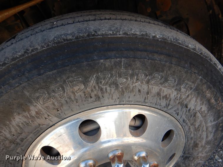 image for item JD9527 2000 Volvo VN  water truck