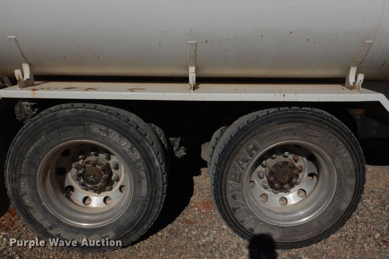 image for item JD9527 2000 Volvo VN  water truck