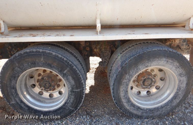 image for item JD9527 2000 Volvo VN  water truck