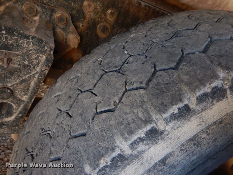 image for item JD9527 2000 Volvo VN  water truck