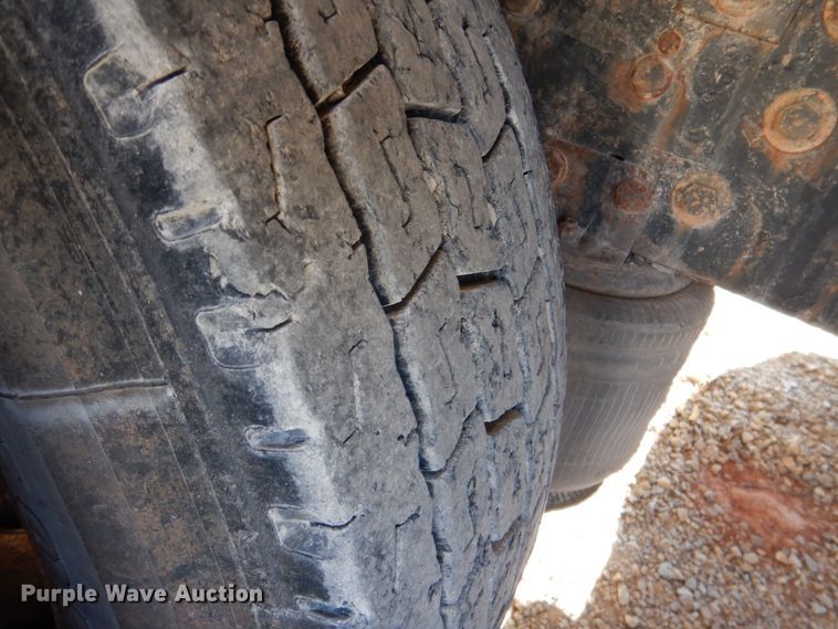 image for item JD9527 2000 Volvo VN  water truck