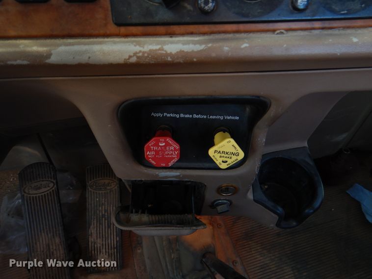 image for item JD9528 2006 Peterbilt 379  semi truck