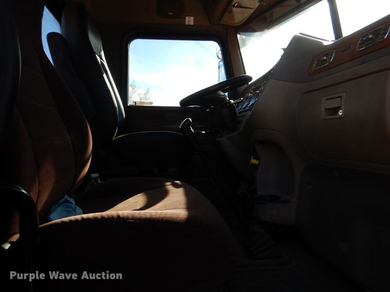 image for item JD9528 2006 Peterbilt 379  semi truck