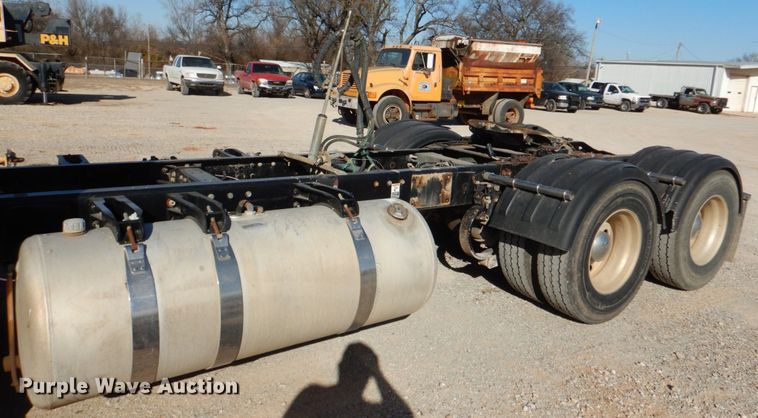 image for item JD9528 2006 Peterbilt 379  semi truck