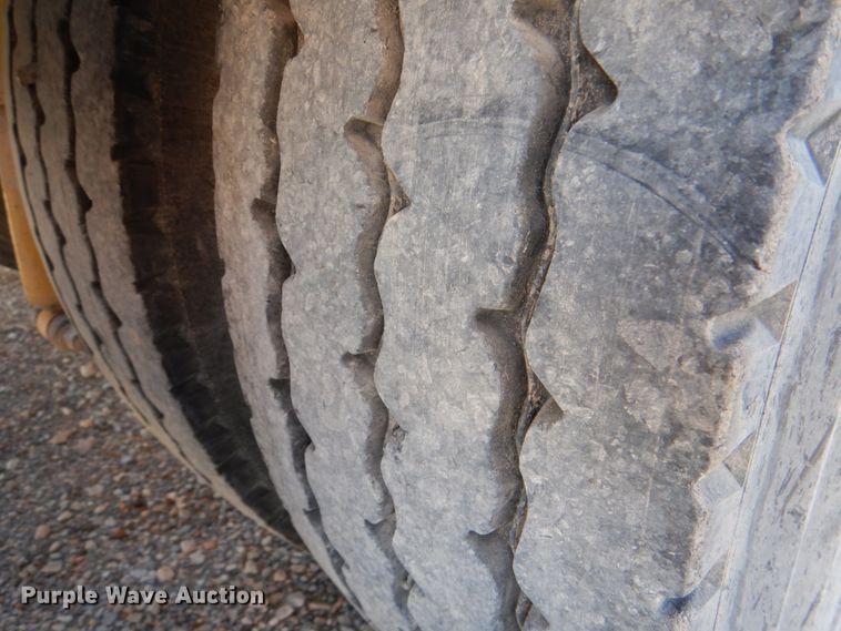 image for item JD9528 2006 Peterbilt 379  semi truck