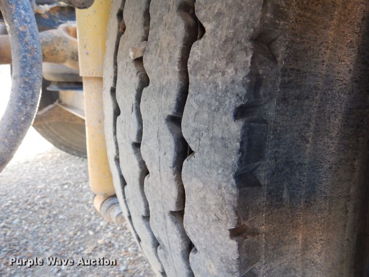 image for item JD9528 2006 Peterbilt 379  semi truck