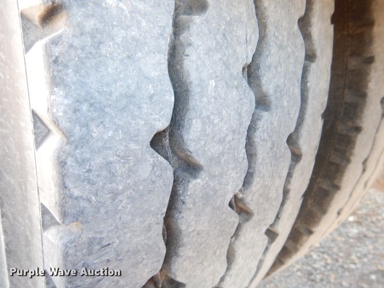 image for item JD9528 2006 Peterbilt 379  semi truck