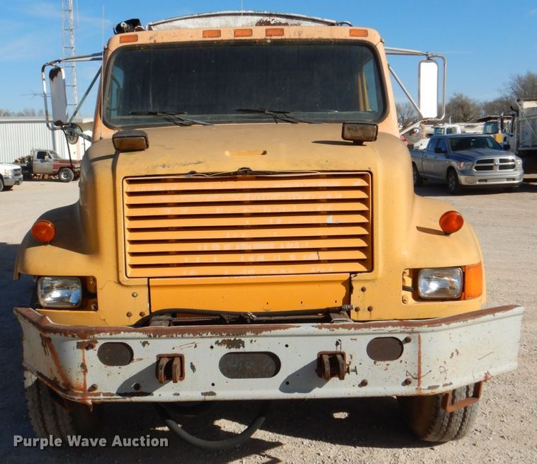 image for item JD9529 1990 International 4900  dump truck