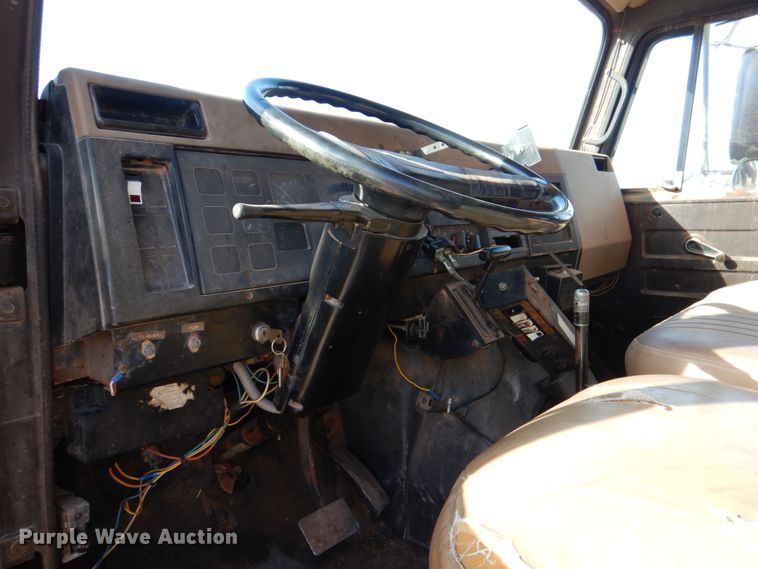 image for item JD9529 1990 International 4900  dump truck