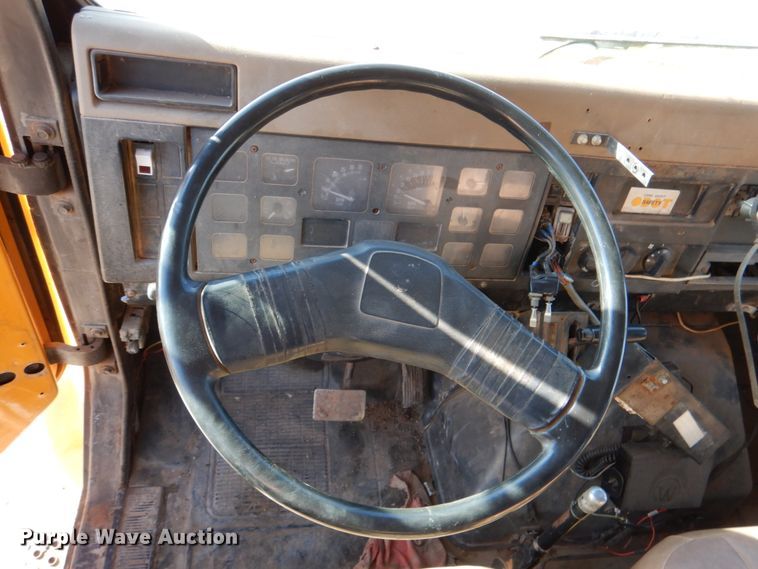 image for item JD9529 1990 International 4900  dump truck