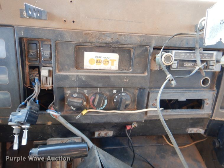 image for item JD9529 1990 International 4900  dump truck