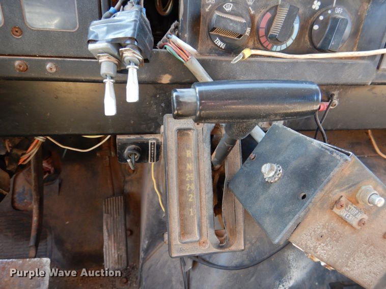 image for item JD9529 1990 International 4900  dump truck