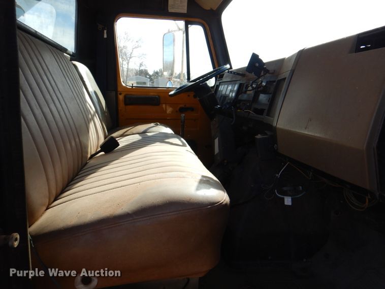 image for item JD9529 1990 International 4900  dump truck