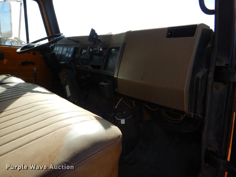 image for item JD9529 1990 International 4900  dump truck