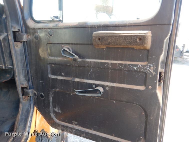 image for item JD9529 1990 International 4900  dump truck