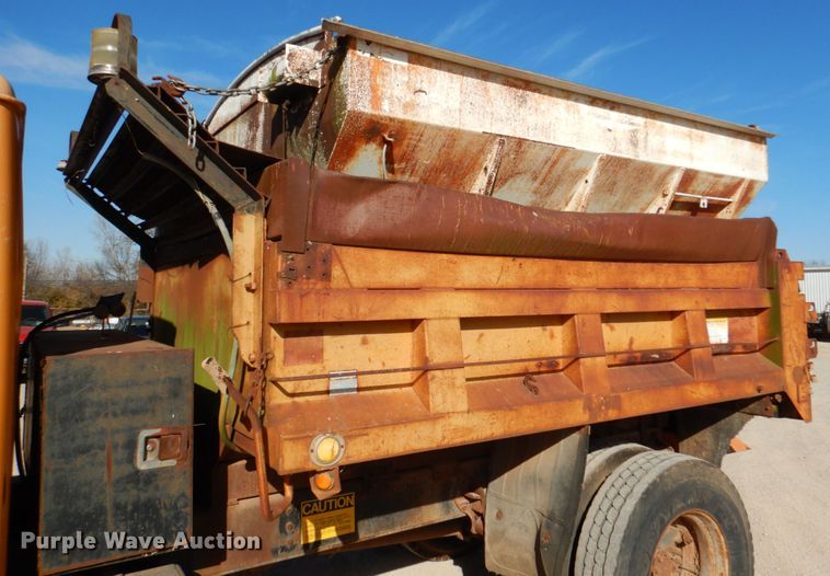 image for item JD9529 1990 International 4900  dump truck
