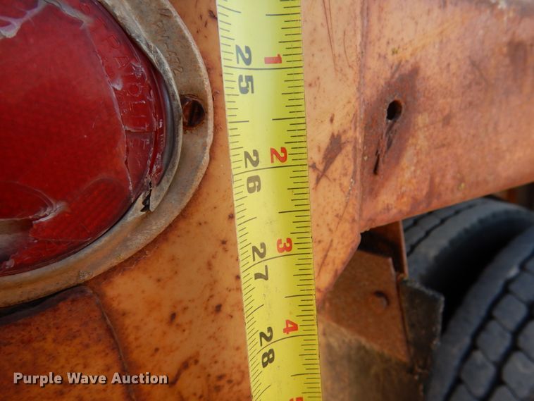 image for item JD9529 1990 International 4900  dump truck