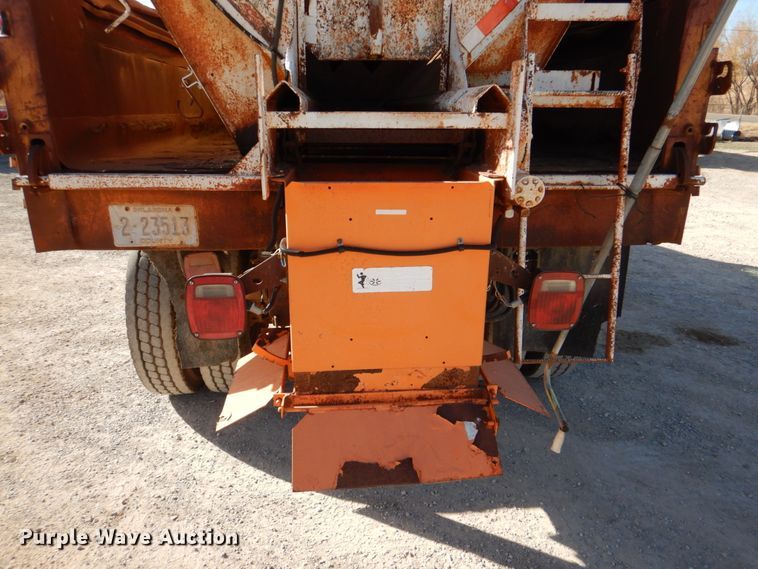 image for item JD9529 1990 International 4900  dump truck