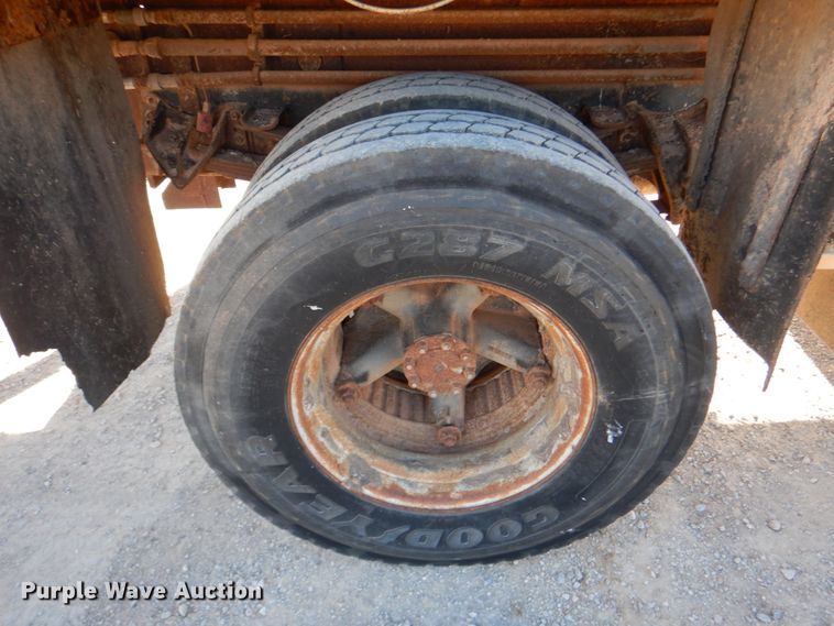image for item JD9529 1990 International 4900  dump truck